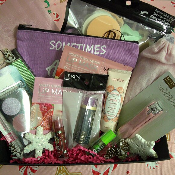 Merry & Matte-18-Piece Christmas Makeup Gift Basket for Her, Holiday Gift Basket - Picture 4 of 9